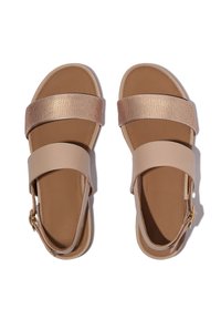 Leder-Sandalen mit zwei Riemen; einer in Nude und einer in metallisch-rosé. Hellbraune Fußbett mit strukturierten Akzenten. Verstellbare Schnalle an der Seite.