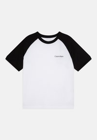 Musta raglan-lyhythihainen T-paita, jossa on valkoinen vartalo, mustat hihat ja pieni "Calvin Klein" -logo vasemmassa rinnassa.