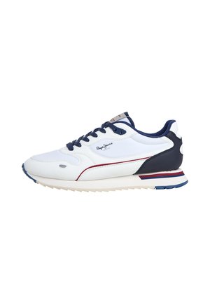 Witte sportieve sneaker met marineblauwe en rode accenten, voorzien van een zachte leren bovenwerk, gewatteerde kraag en een gestructureerde rubberen zool.