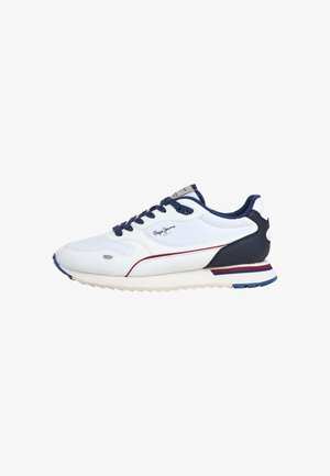 Adidași sport albi cu accente bleumarin și roșu, având un superior din piele netedă, guler căptușit și talpă din cauciuc texturat.