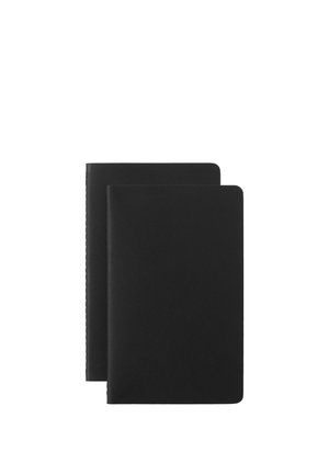 Due quaderni neri chiusi con angoli arrotondati su sfondo bianco, uno leggermente dietro l'altro.