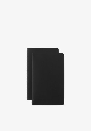 Due quaderni neri chiusi con angoli arrotondati su sfondo bianco, uno leggermente dietro l'altro.