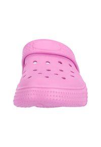 Rosa Clogs mit einer strukturierten Oberfläche, mehreren Belüftungslöchern, einem breiten Riemen und einer gepunkteten Sohle für besseren Halt.
