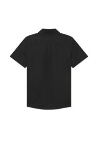Zwarte shirt met korte mouwen, een rechte zoom, een enkele achterplooien en een puntkraag, vervaardigd uit een gladde stof. Geen zichtbare patronen of versieringen.