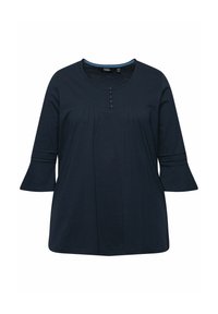 Marineblaue Bluse mit dreiviertellangen Glockenärmeln, Rundhalsausschnitt und fünf Knöpfen an der Vorderseite; weicher, leichter Stoff mit Falten-Detail.