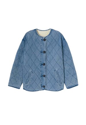 Veste en denim matelassée de couleur bleu clair, avec un col rond, une fermeture à boutons, deux poches latérales et une doublure couleur crème. Le design présente des motifs en losanges.