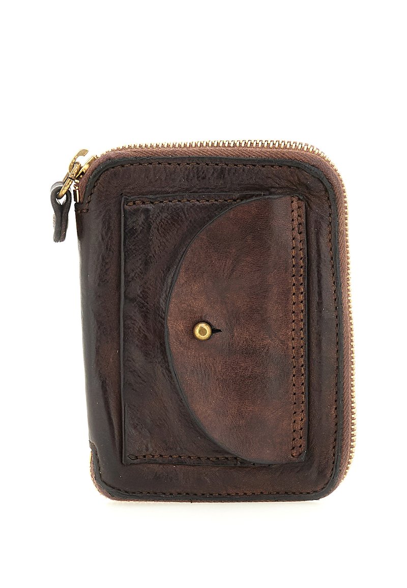 Portafoglio in pelle marrone scuro con una tasca frontale con bottone a scatto e una cerniera dorata lungo il bordo.