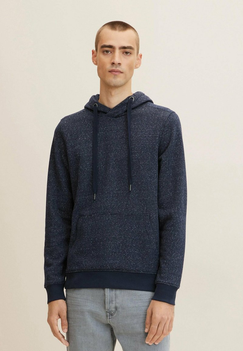 Sudadera azul marino hecha de tejido texturizado con un bolsillo canguro, cordones ajustables y puños y dobladillo acanalados.