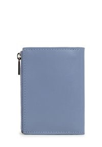 Compact blauwe leren portemonnee met zichtbare stiksels en een zwarte ritssluiting aan de linkerkant tegen een witte achtergrond.