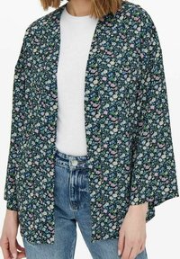 Kwiatowa kimono w ciemnoniebieskim kolorze z białymi i różowymi kwiatami; lekkie, luźne, z szerokimi rękawami i otwartym przodem.