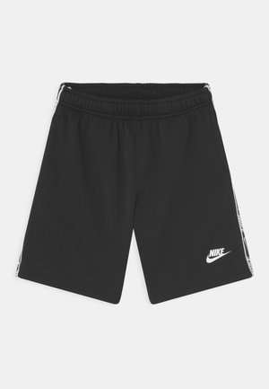 Pantalones cortos deportivos negros hechos de un material ligero, con una cintura elástica, bolsillos laterales y un logo blanco de Nike en el frente.