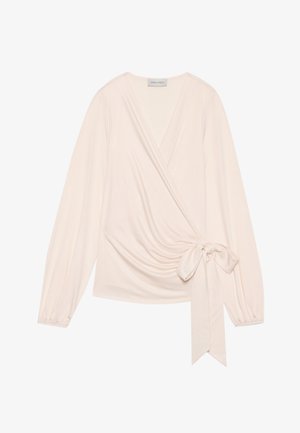 Viršus pagamintas iš minkšto, šviesiai rožinio audinio. Turi ilgas rankoves, juosmenyje surišamą raištį ir švelniai krentantį audinį priekyje.