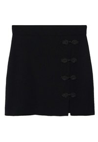 Mini-jupe noire avec quatre boutons décoratifs noirs et une fente latérale, réalisée en tissu lisse et texturé. Ourlet droit en bas.