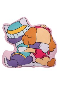 Cuscino a cartoni animati con un gatto viola e un cane marrone che si abbracciano, su uno sfondo rosa. I personaggi sono illustrati con colori vivaci e modelli distintivi.