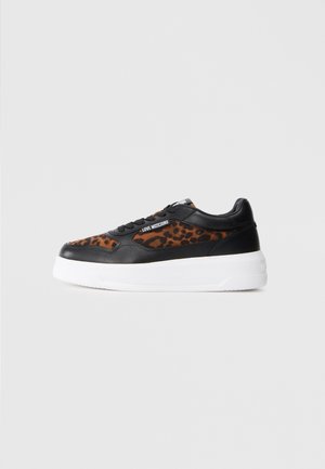 Låg sneaker med svart läder och bruna leopardmönsterpaneler, vit tjock sula och "LOVE MOSCHINO"-logotyp på sidan.