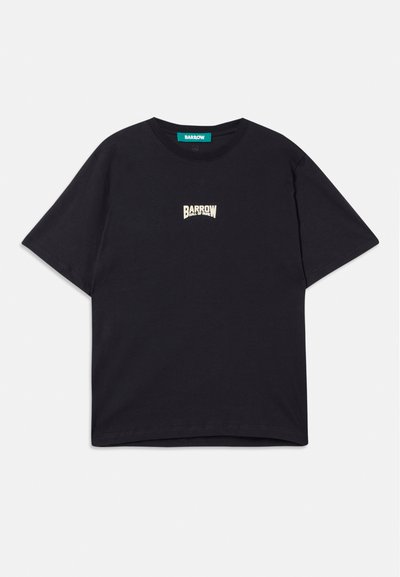 Camiseta de algodón negra con un corte relajado, que presenta un pequeño logo blanco "BARROW" en el pecho y un cuello redondo clásico.