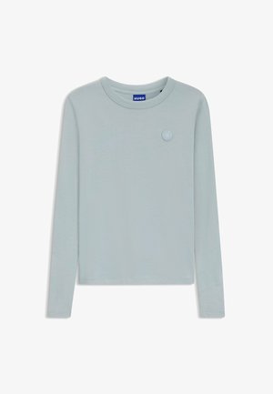 Lichtblauwe langemouwen T-shirt gemaakt van zachte stof. Heeft een ronde halslijn en een klein, getextureerd logo op de linkerkant van de borst.