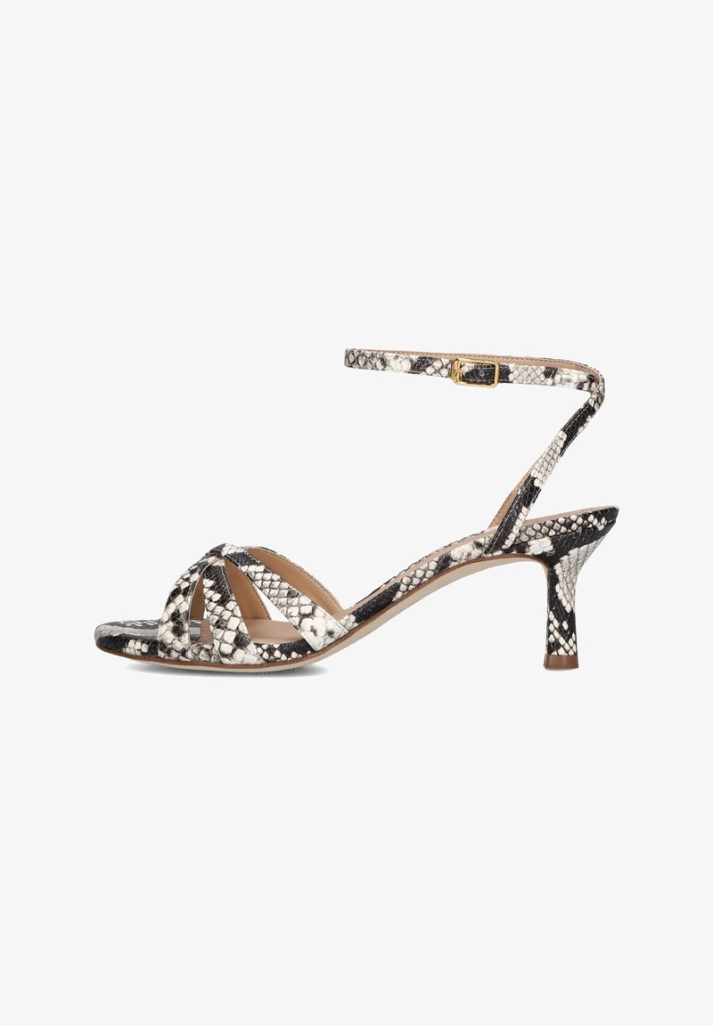 Hochhackige Sandalen mit einem schwarz-weißen Schlangenmusterdruck, offener Zehenpartie und dünnem Knöchelriemen mit einer Goldschnalle.