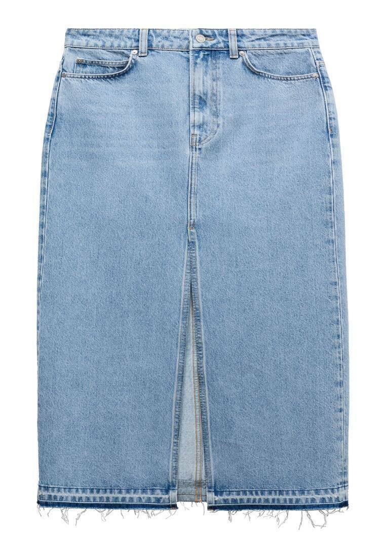 Jupe en denim bleu clair avec une fente à l'avant, cinq poches et un ourlet effiloché. Dispose d'une taille standard et d'une fermeture à bouton en métal.