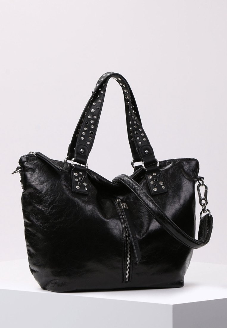 Sac à main en cuir noir avec des clous argentés sur les poignées, une poche diagonale zippée à l'avant et une bandoulière réglable.