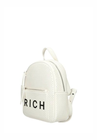Mochila de cuero blanco perforado con bolsillo frontal con cremallera que muestra las letras "RICH" en negro, correas ajustables y asa superior para llevar.