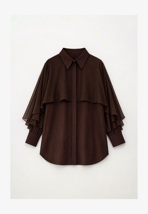 Blusa de manga larga marrón oscuro con detalle de volantes en capas en el pecho y las mangas, cuello puntiagudo y puños abotonados.