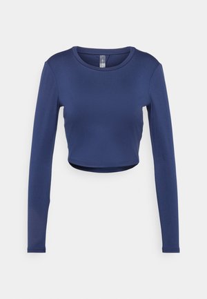 Marinblå långärmad cropped topp gjord av slätt tyg med rund halsringning och figurnära design, med helärmar och utan synliga mönster.