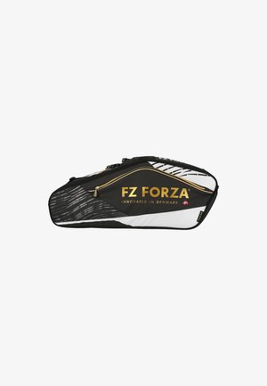 Sort sportsoutfit med et struktureret design, holder en stor FZ Forza sportstaske med sort og hvid farve og guld logo detaljer.