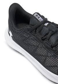 Zapatilla deportiva negra con parte superior de tejido texturizado, cierre de cordones y una suela de goma blanca con marca en el lateral.