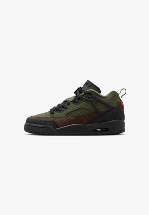 Niskie sneakersy z oliwkowo-zielonego i brązowego zamszu, czarną podeszwą, siateczkową boczną częścią i czarnymi sznurówkami na białym tle.