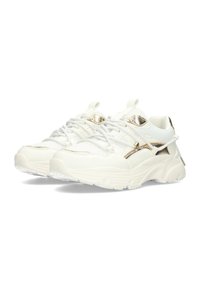 Baskets blanches avec des accents dorés, fabriquées en mesh et matériaux synthétiques, présentant une surface texturée, une semelle épaisse et des lacets élastiques.
