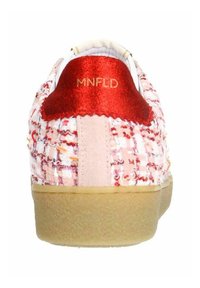 Sneaker con una parte superiore in tessuto intrecciato rosa e rosso texturizzato, accento in suede rosa, tab sul tallone in tessuto rosso con logo dorato "MNFLD" e suola in gomma.
