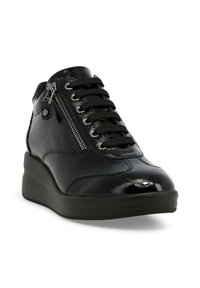 Sneaker in pelle nera con una finitura lucida, caratterizzati da una chiusura con lacci frontale, una cerniera laterale e una suola spessa per aumentare l'altezza. I pannelli texture arricchiscono il design.