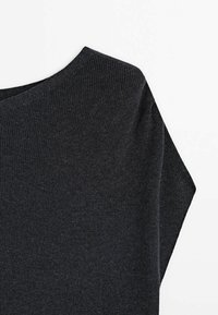 Pull en maille côtelée gris foncé avec manches longues et encolure arrondie, posé à plat sur fond blanc.
