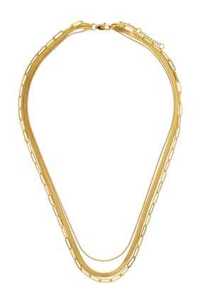 Potrójny złoty naszyjnik z różnymi stylami łańcuszków, w tym płaski łańcuszek wężowy i wydłużone owalne ogniwa, zapinany na zapięcie w kształcie homara.