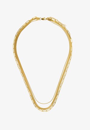 Potrójny złoty naszyjnik z różnymi stylami łańcuszków, w tym płaski łańcuszek wężowy i wydłużone owalne ogniwa, zapinany na zapięcie w kształcie homara.