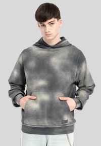 Szara bluza z kapturem z wyblakłym wzorem, z przednią kieszenią i �ściągaczami przy rękawach. Wykonana z miękkiego materiału, z kapturem na sznurki i metką z logo.