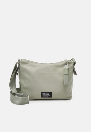 Hellgrüne Crossbody-Tasche mit verstellbarem Riemen und Reißverschluss, vorne mit einem schwarzen Label, auf dem "Recycled" steht.