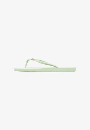 Tongs en caoutchouc vert clair avec semelle texturée et lanières en motif chevron, vue de côté sur fond blanc.
