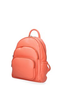 Zaino in pelle corallo con forma arrotondata, tasca frontale con zip e spallacci regolabili. Presenta una superficie texturizzata e un delicato dettaglio di cucitura.