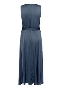Ärmelloses langes Kleid aus navyfarbenem Satin. Ausgestellte Silhouette mit tailliertem Bund. Glatte Textur und dezenter Glanz. Klare, minimalistische Gestaltung.