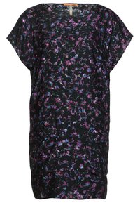 Robe noire avec une coupe décontractée, des manches courtes et un motif floral en violet, bleu et rose. Fabriquée en tissu doux et léger.