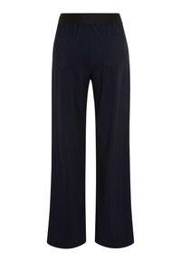 Zwarte broek met wijde pijpen, elastische tailleband en twee achterzakken, gezien van achteren tegen een witte achtergrond.