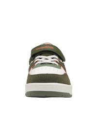 Grüne Sneakers mit weißen Akzenten, aus Wildleder und Mesh-Materialien, mit vorderer Schnürung und Klettverschluss, featuring orange Branding und perforiertem Zehenbereich.