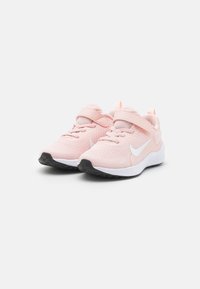 Nike Performance REVOLUTION 7 - Chaussures de running sur route - echo pink/summit white/white/black