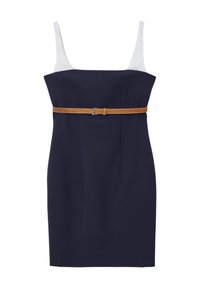 Navyblaues, figurbetontes Kleid mit dünnen weißen Trägern, einem quadratischen Ausschnitt und einem braunen Gürtel in der Taille. Es hat eine glatte Textur und minimale Nähte.