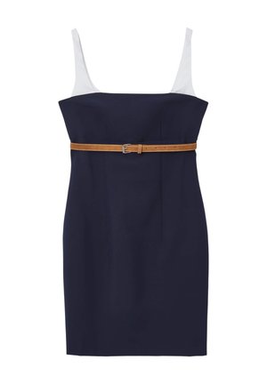 Abito aderente blu navy con sottili spalline bianche, scollatura quadrata e una cintura marrone in vita, caratterizzato da una texture liscia e cuciture minime.