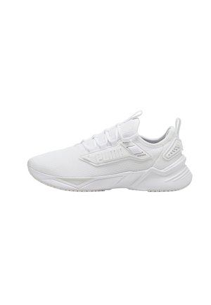 Hvid Puma atletiksneaker med mesh-overdel, polstret sål, trækflapper på tungens og hælens, samt sideskilt på en ren hvid baggrund.