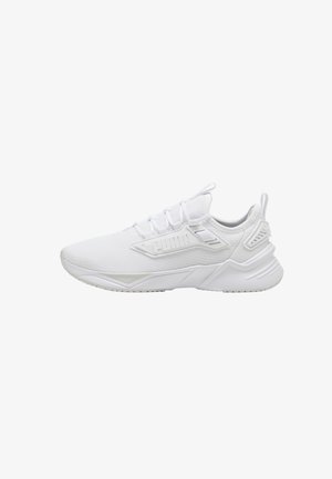 Zapatilla deportiva blanca Puma con parte superior de malla, suela acolchada, lengüetas para tirar en la lengüeta y el talón, y marca lateral sobre un fondo blanco limpio.