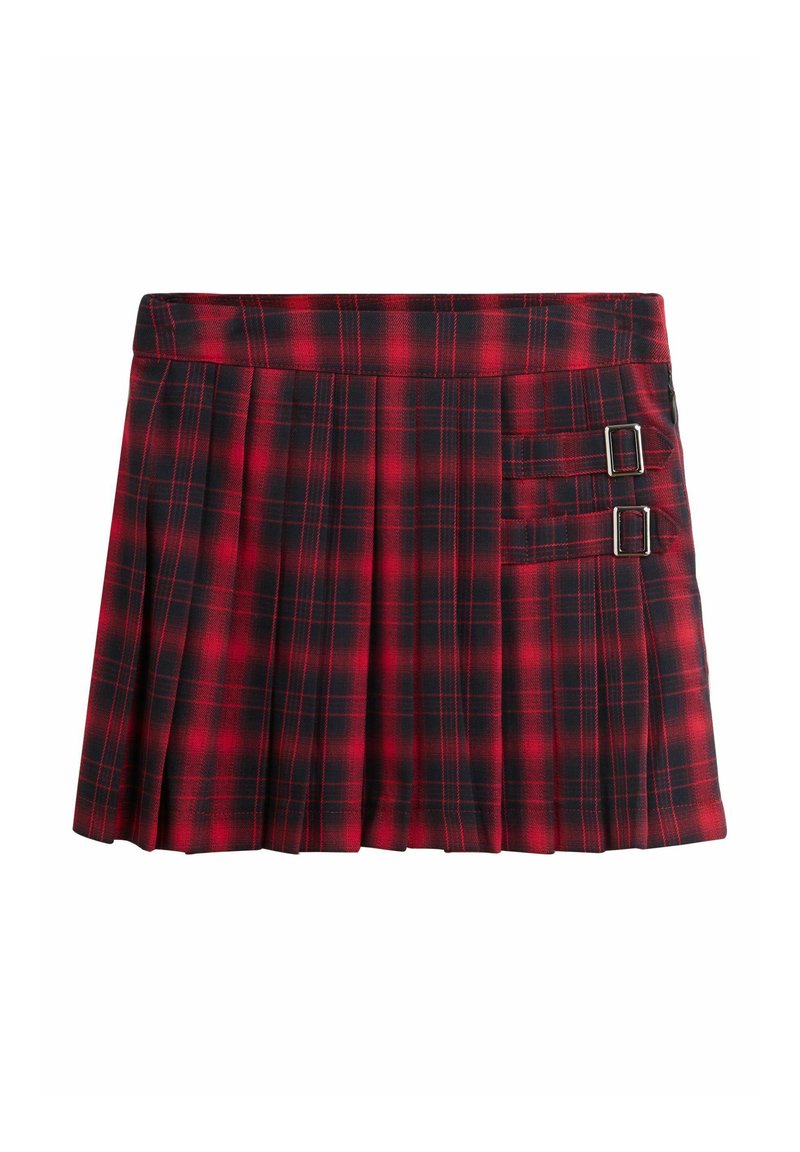 Czerwona i czarna spódnica w kratę z plisami, z płaskim pasem i dwoma klamrami z boku dla dodatkowego zdobienia.